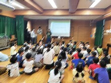 東佐井寺小学校三年生に向けて行った授業の様子です。プライバシー保護のため、ぼかしています。