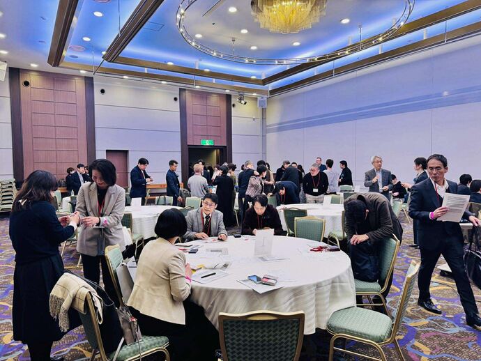 交流中の参加者の写真