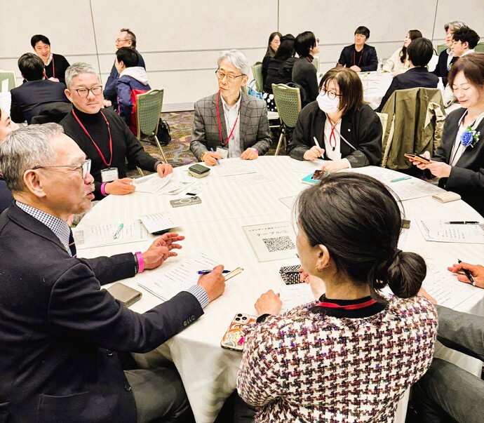 意見交換する参加者の写真