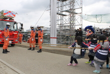 幼年消防クラブと消防車両の綱引きの様子