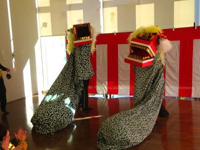 写真：オープニングイベントでポーズを決める獅子