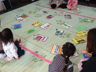 写真：お正月あそび　図書館絵本かるた