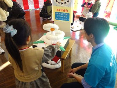 写真：お正月あそび　かがみもちわなげ
