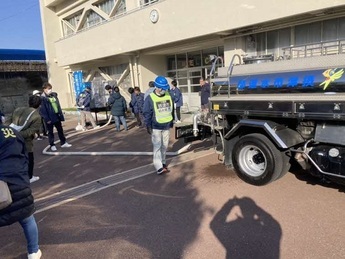 給水車から組立式給水タンクへの補水