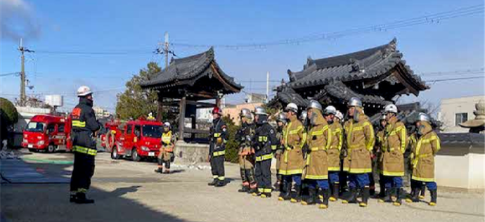 消防隊員、消防団員による西消防署長への訓練終了報告。