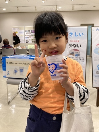 水道水の試飲をしている女の子