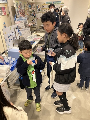 水道水を試飲している兄弟