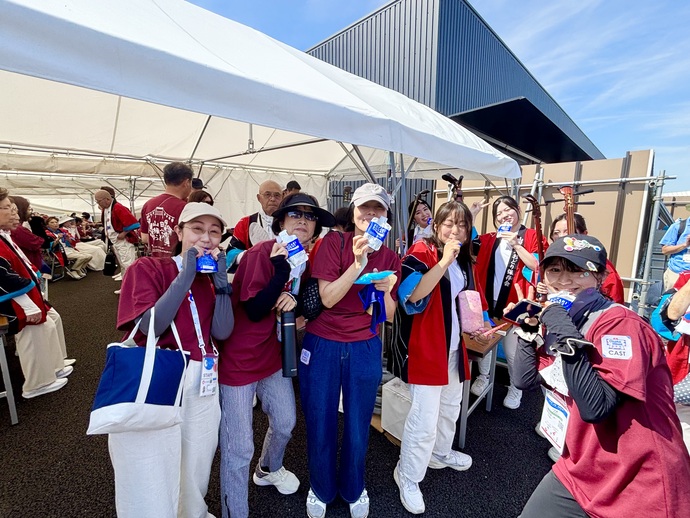 熱中症対策のため、ポカリスエットを飲む出演者