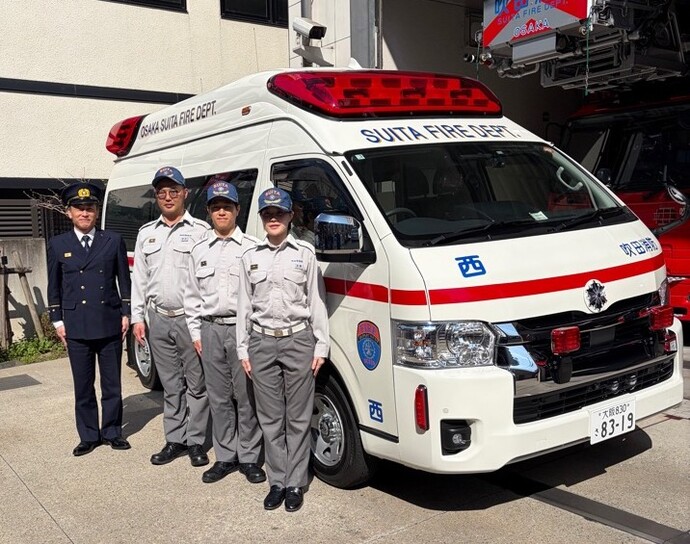 新しい救急車と、救急隊員の画像