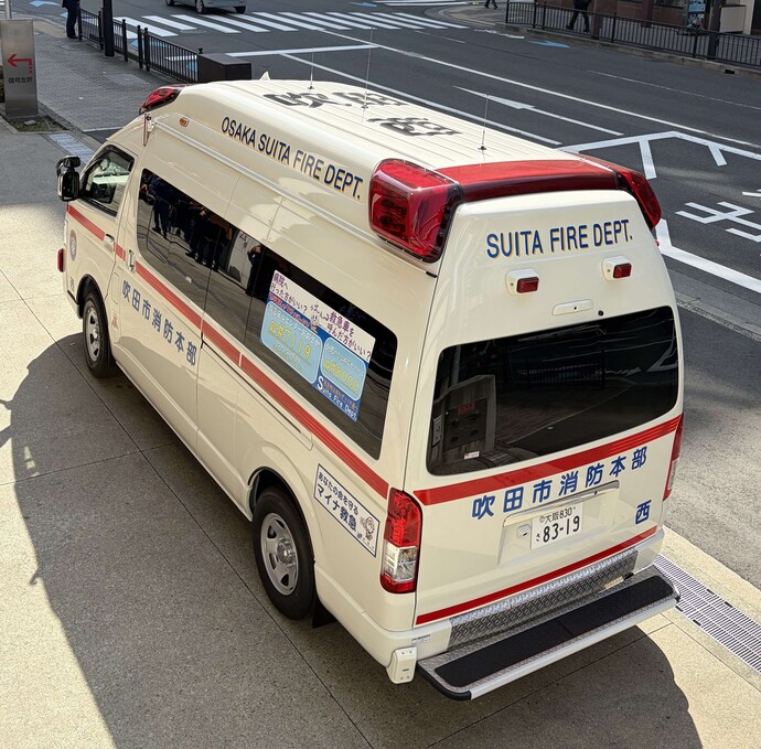 新しい救急車。右後方から。