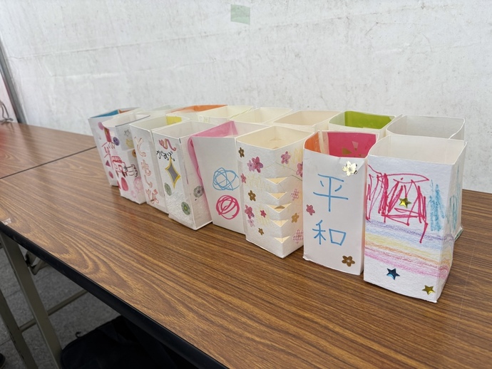 牛乳パック灯籠を机に並べています。