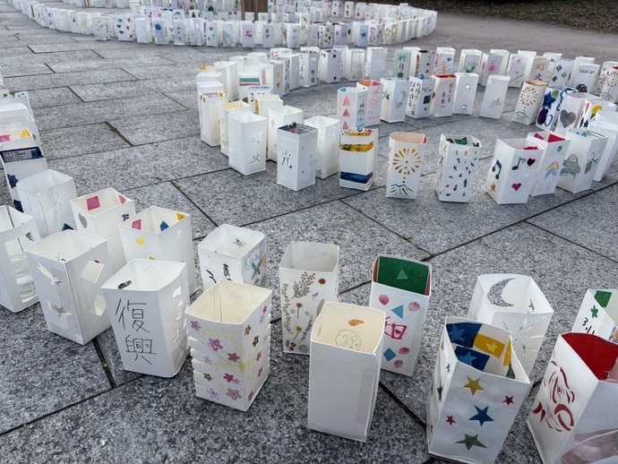 牛乳パック灯籠を現地に並べています。