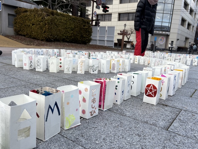 牛乳パック灯籠を現地に並べています。