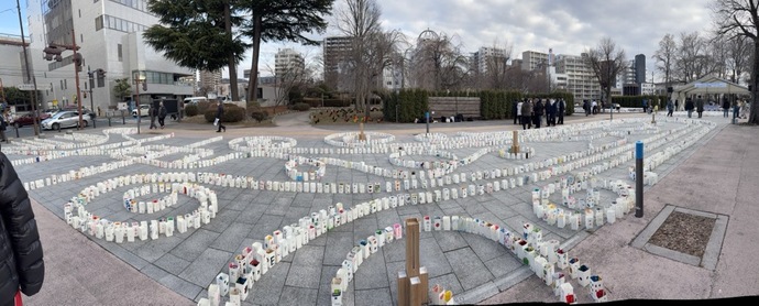 牛乳パック灯籠を現地に並べています。