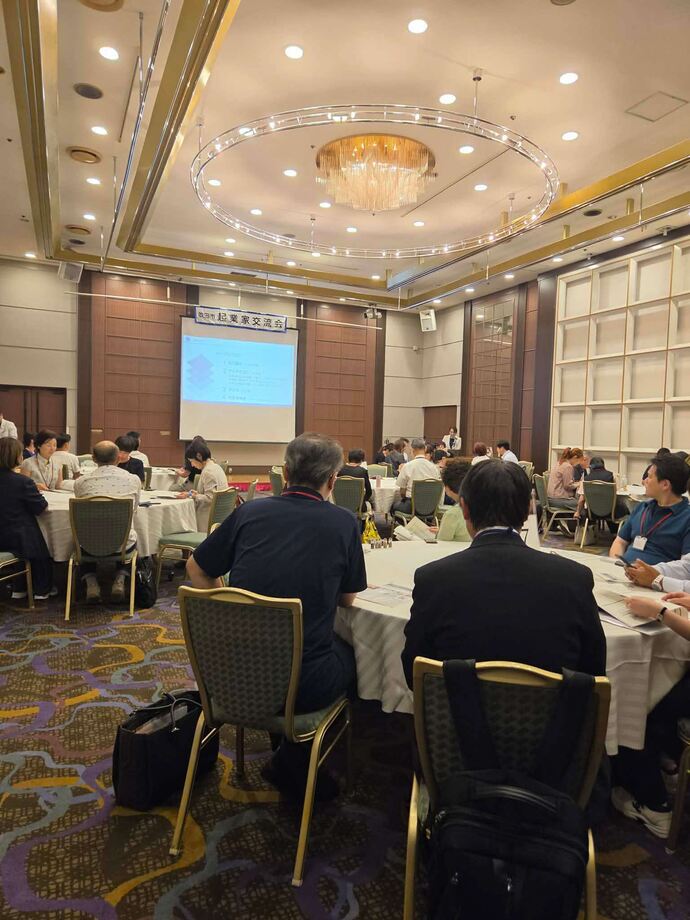 交流会会場全体の写真