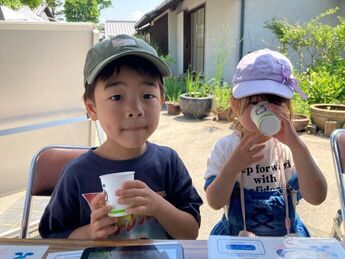 試飲している子どもたち