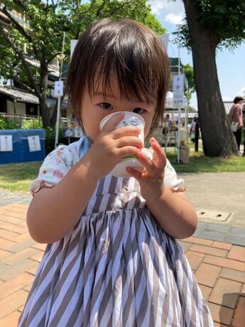 試飲している女の子