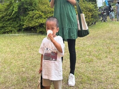 （写真）水道水を試飲している男の子
