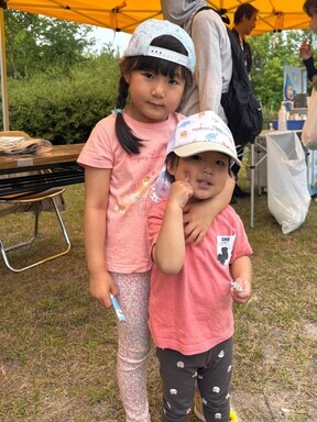 （写真）姉妹とすいすいくん鉛筆