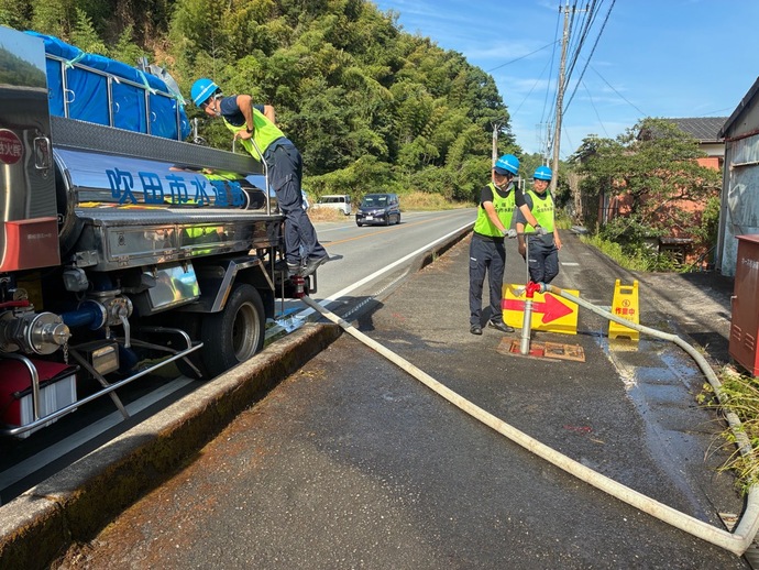 給水車への注水作業の様子
