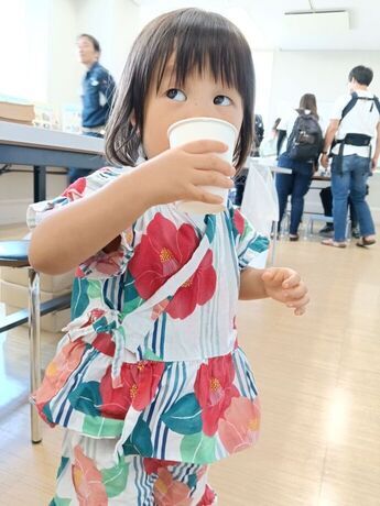 サーバーから水を飲む女の子