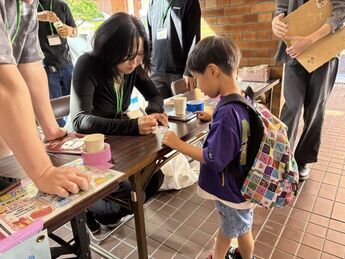 水道水の重さ当てゲームをしている様子