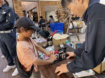 マグネット作りをしている様子